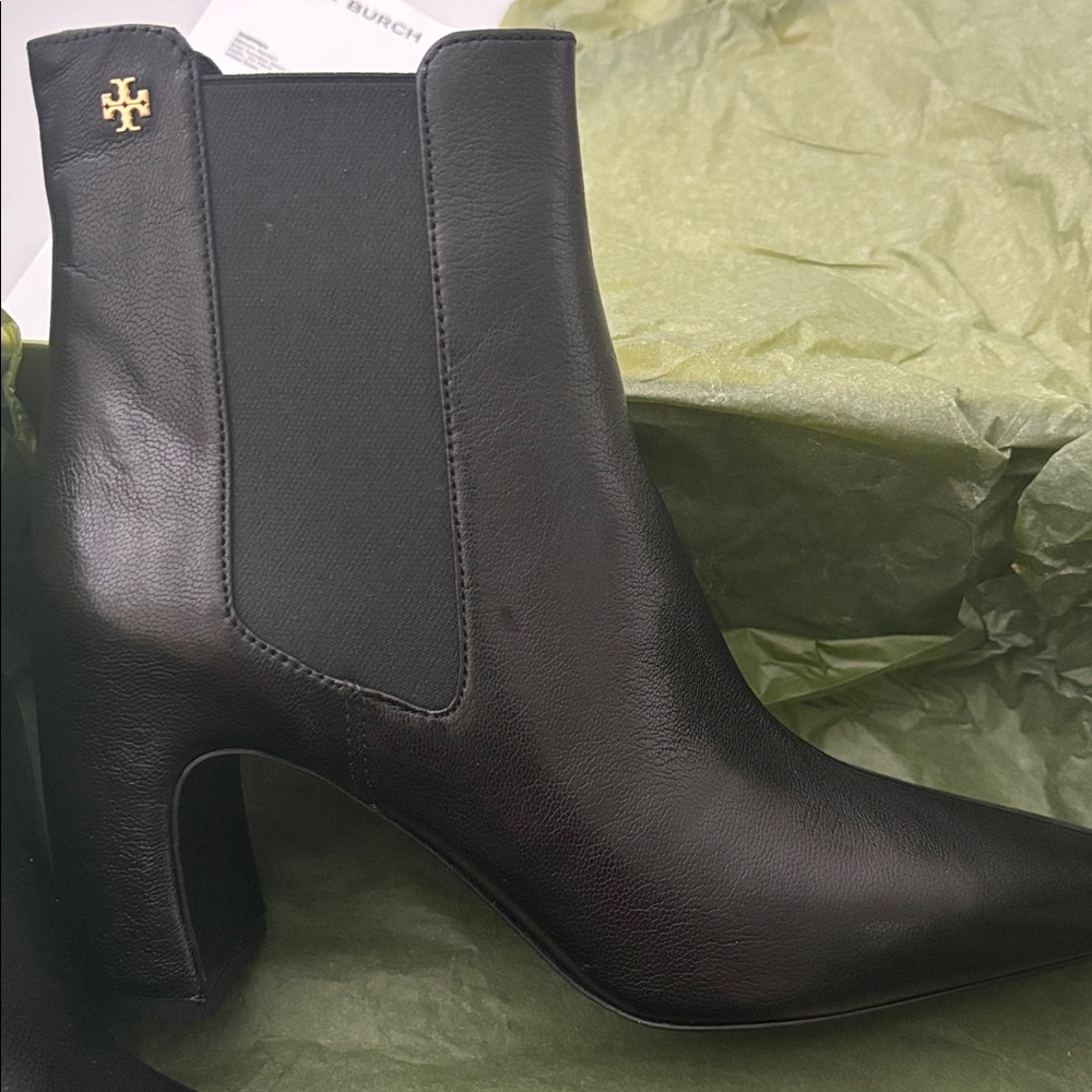 Tory Burch Black banana heel Leather Chelsea Booties with Gold Logo - Picture 2 of 4